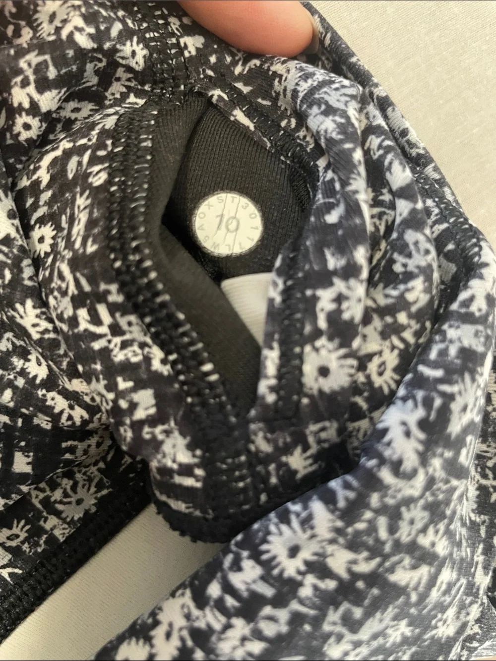 lululemon athletica Black & Grey Speckled Leggings. Size 10 - Picture 4 of 6